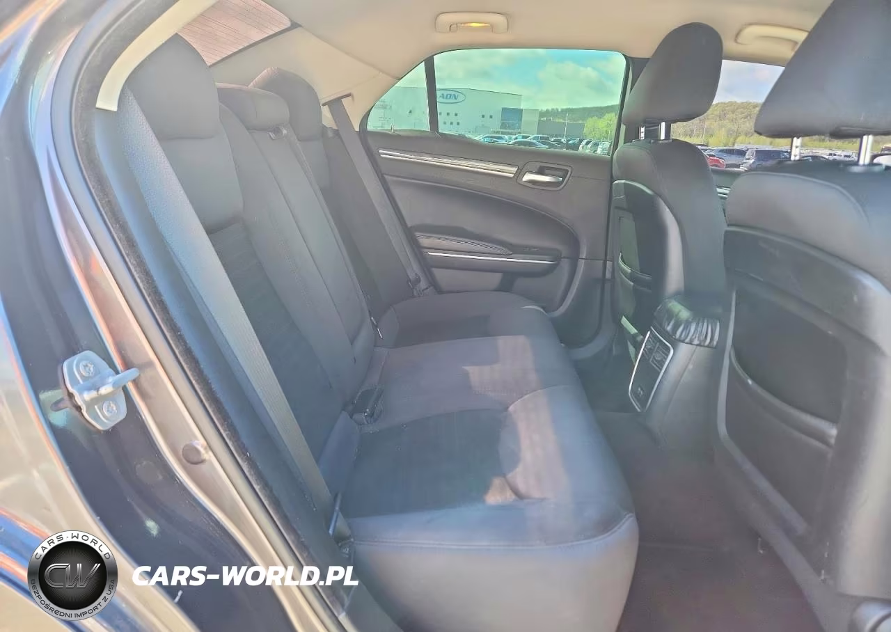 2018 Chrysler 300 Touring VIN:2C3CCAAG6JH320592 - 10