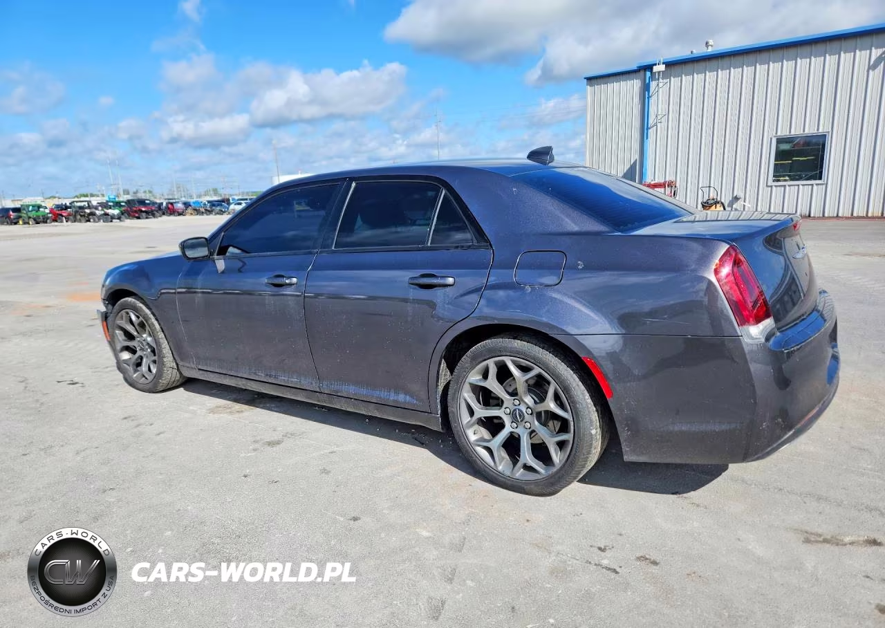 2018 Chrysler 300 Touring VIN:2C3CCAAG6JH320592 - 2