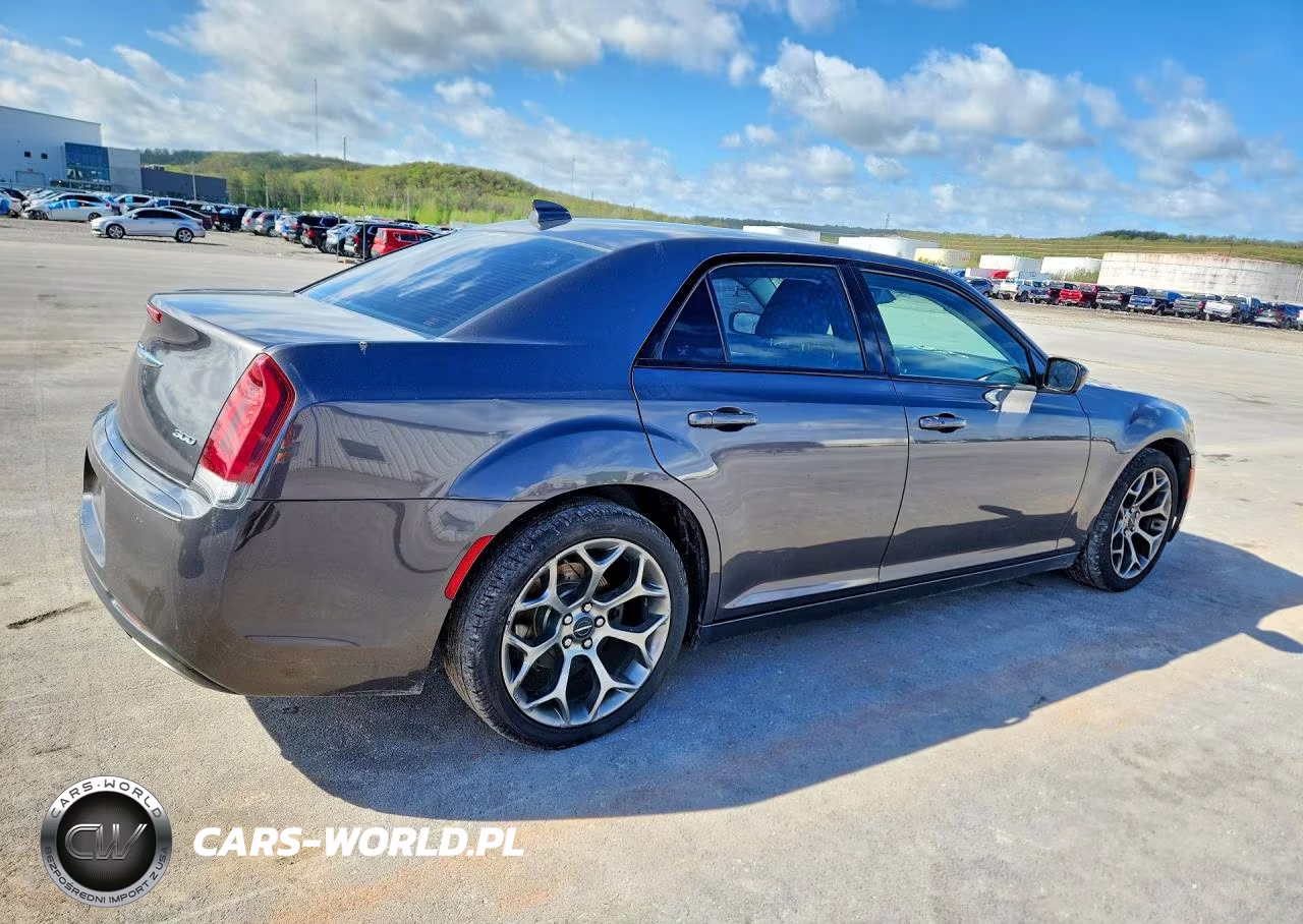 2018 Chrysler 300 Touring VIN:2C3CCAAG6JH320592 - 3