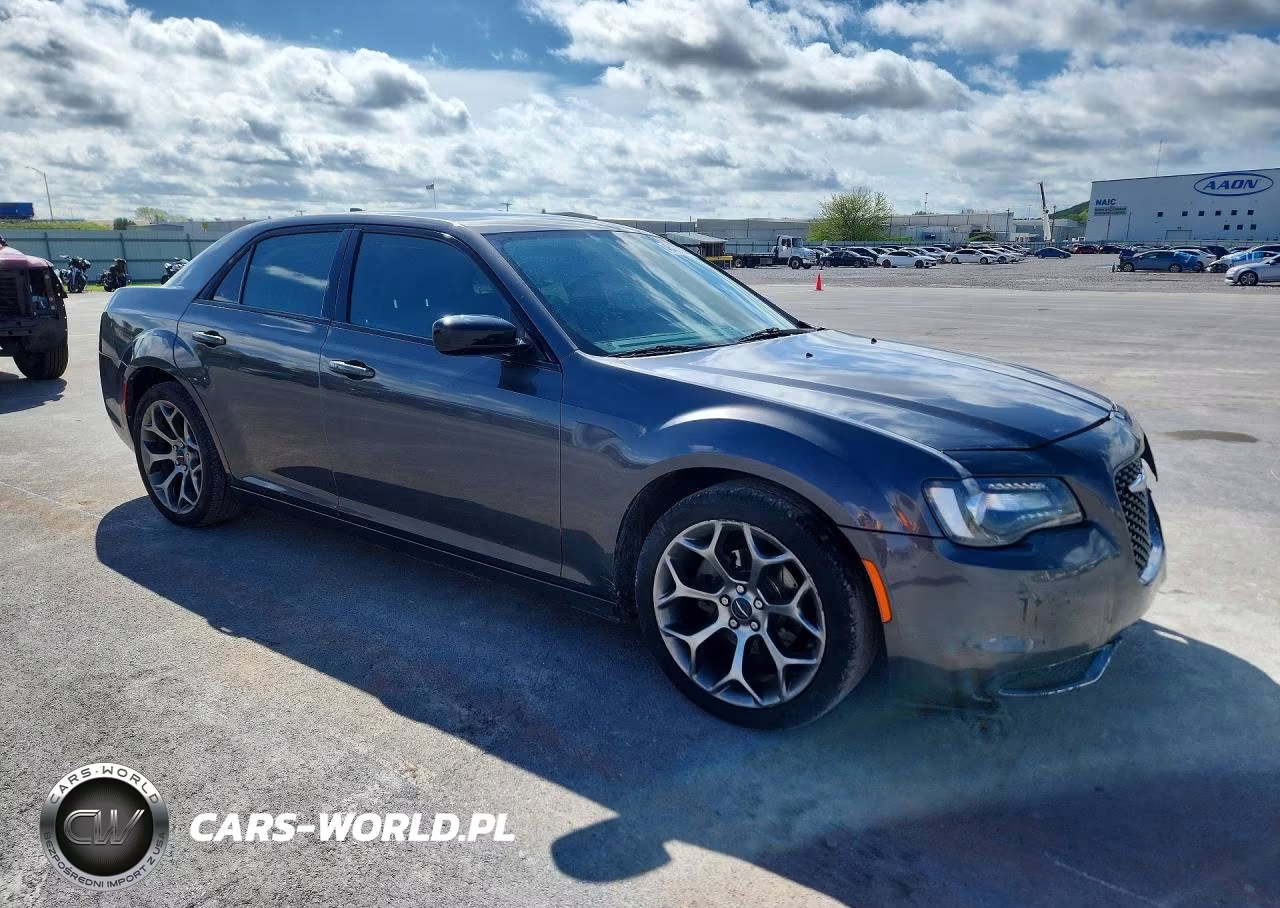 2018 Chrysler 300 Touring VIN:2C3CCAAG6JH320592 - 4