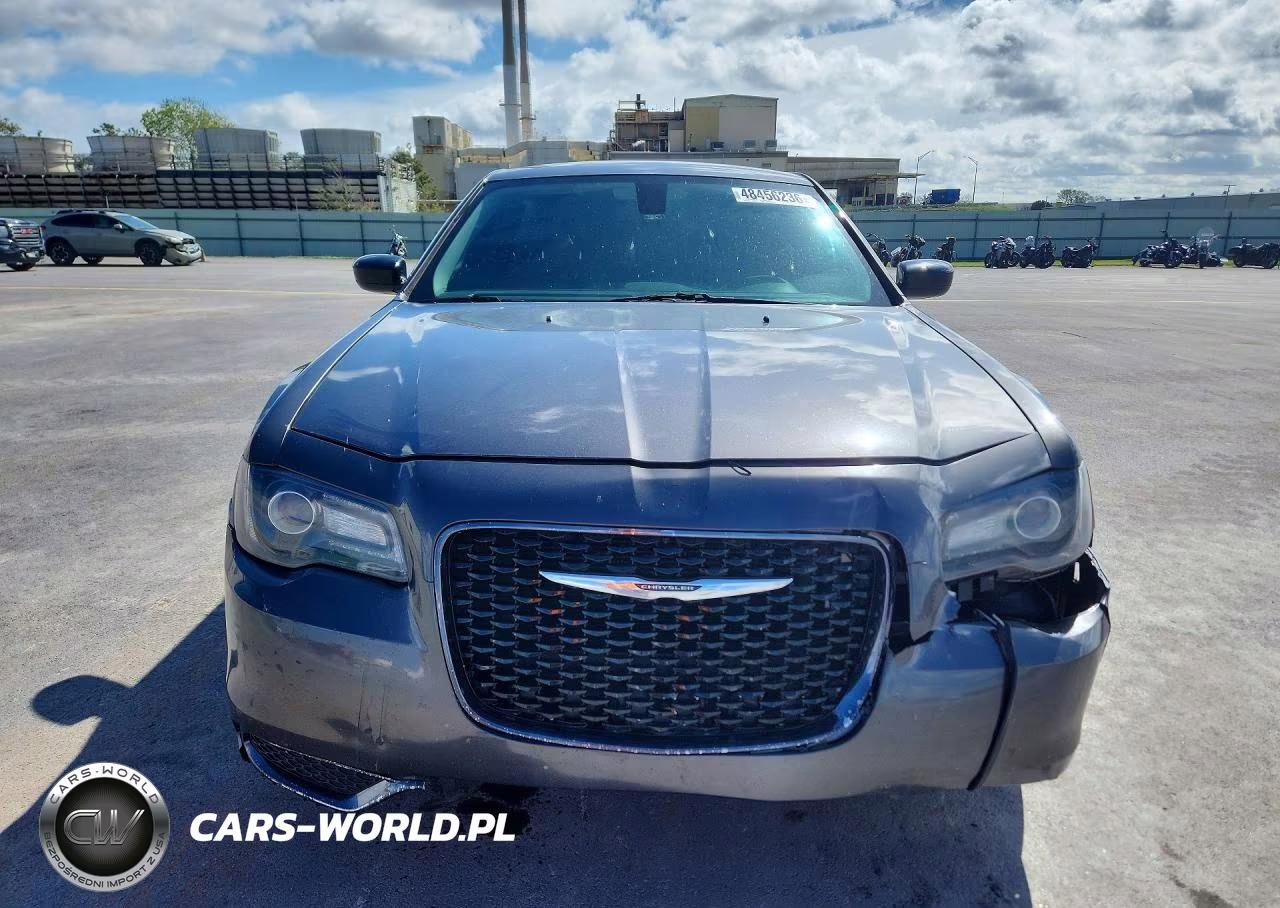 2018 Chrysler 300 Touring VIN:2C3CCAAG6JH320592 - 5