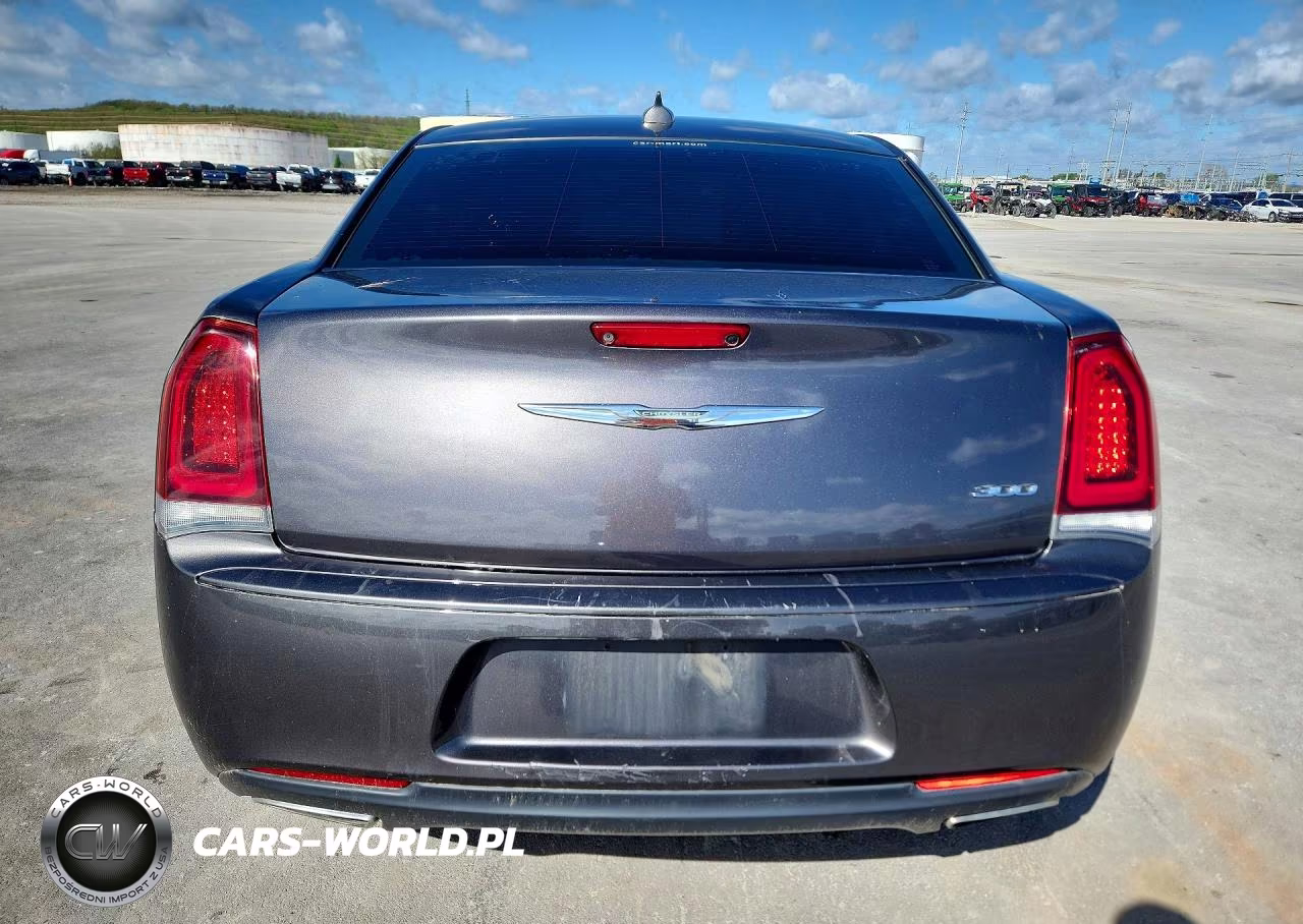 2018 Chrysler 300 Touring VIN:2C3CCAAG6JH320592 - 6