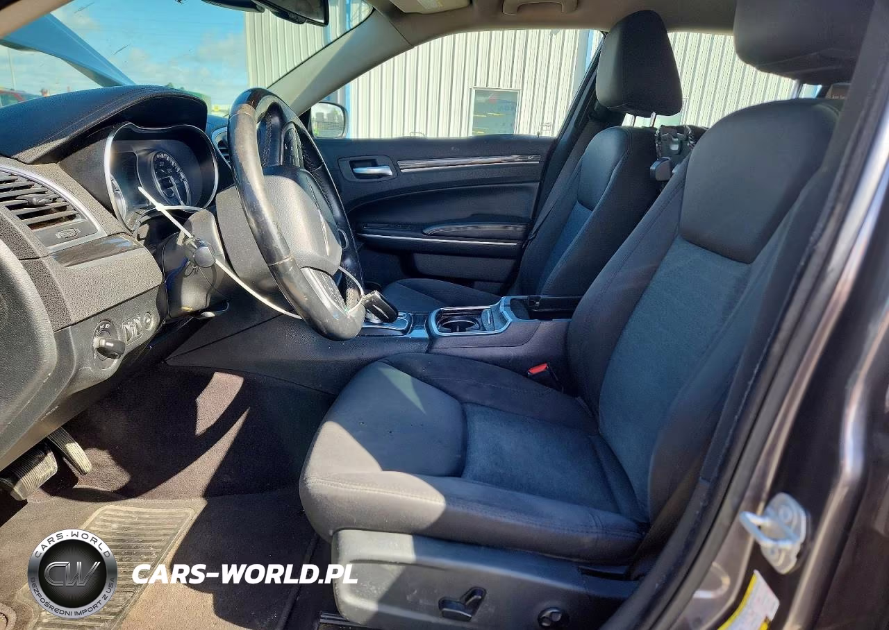 2018 Chrysler 300 Touring VIN:2C3CCAAG6JH320592 - 7
