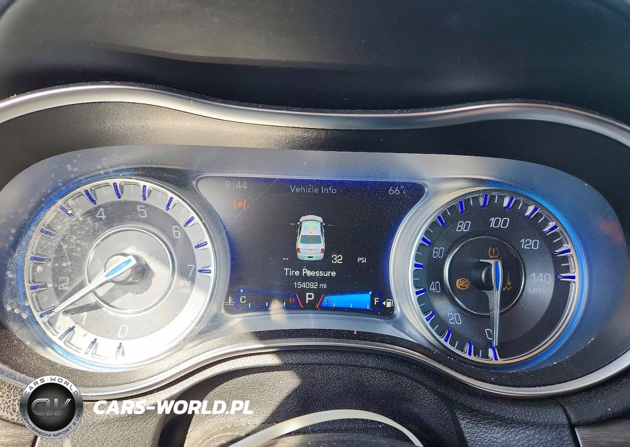 2018 Chrysler 300 Touring VIN:2C3CCAAG6JH320592 - 9