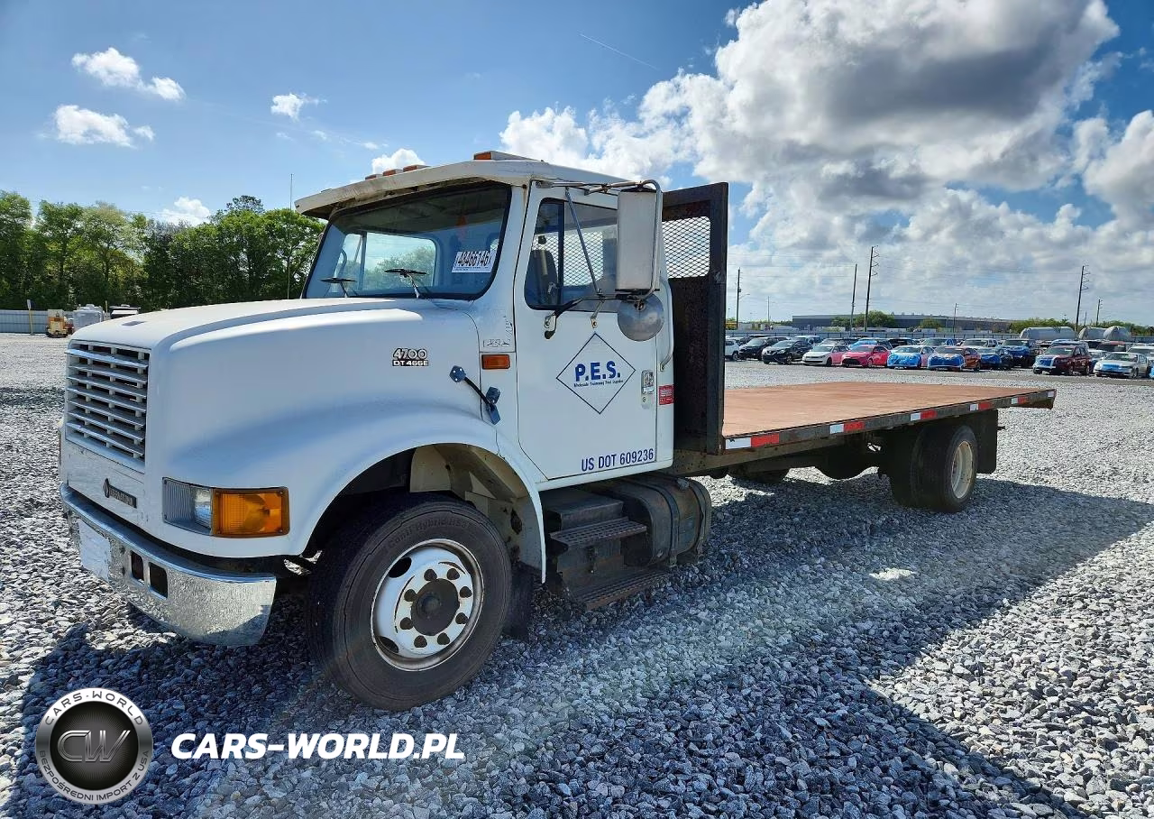 2000 International 4700 Flatbed Truck