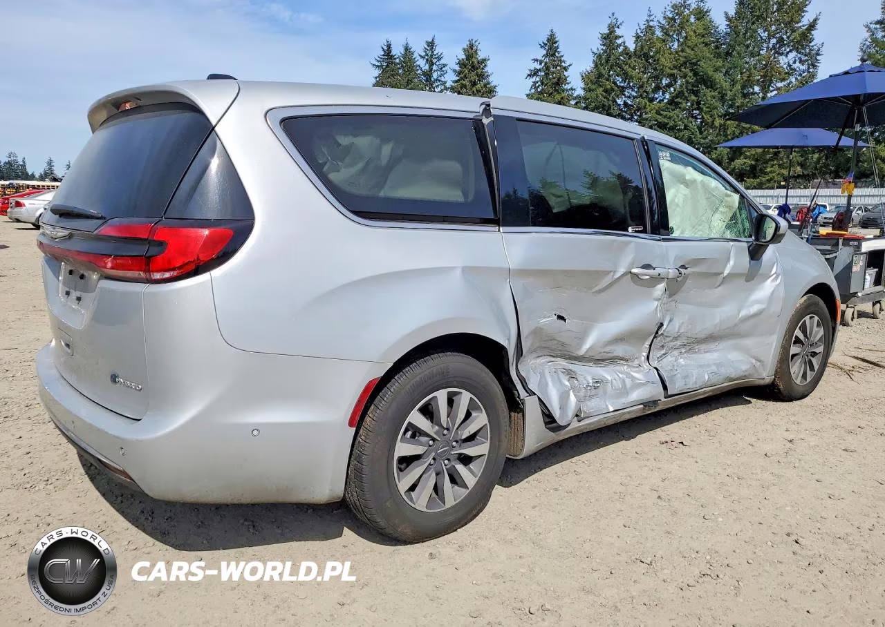 2023 Chrysler Pacifica Hybrid Touring L VIN:2C4RC1L7XPR630878 - 3