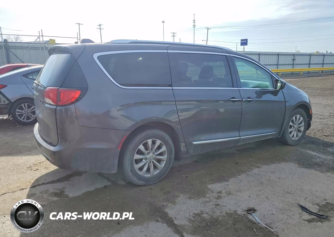 2018 Chrysler Pacifica Touring L VIN:2C4RC1BG4JR110605 - 3