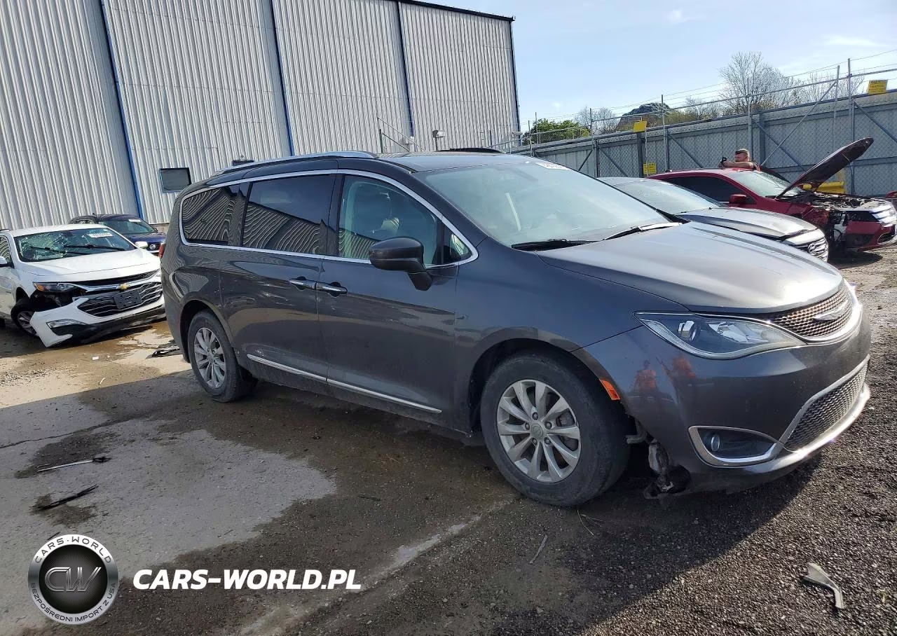 2018 Chrysler Pacifica Touring L VIN:2C4RC1BG4JR110605 - 4
