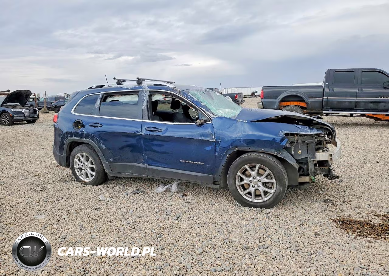 2018 Jeep Cherokee Latitude VIN:1C4PJLCB2JD566603 - 4