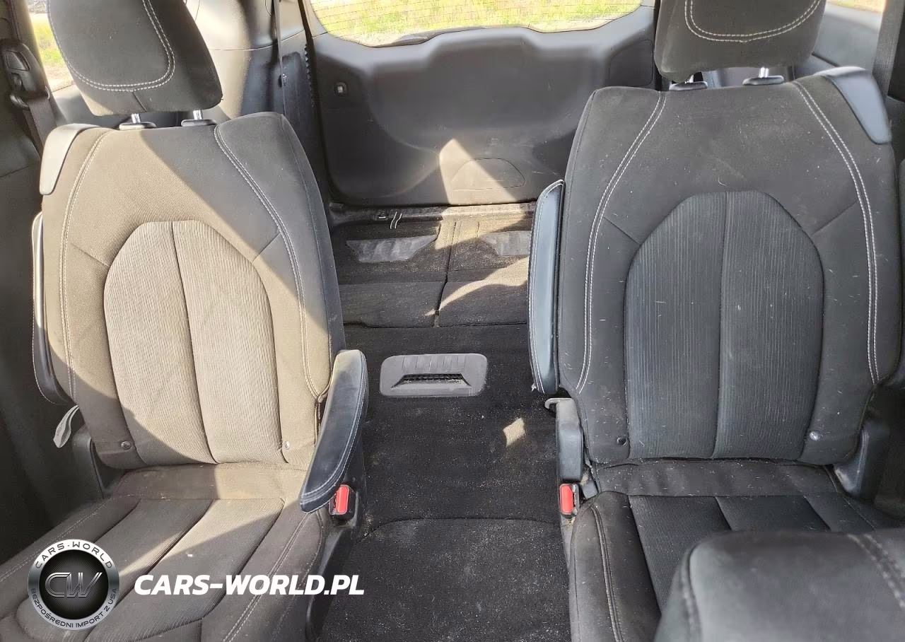 2020 Chrysler Pacifica Touring VIN:2C4RC1FG3LR261898 - 10