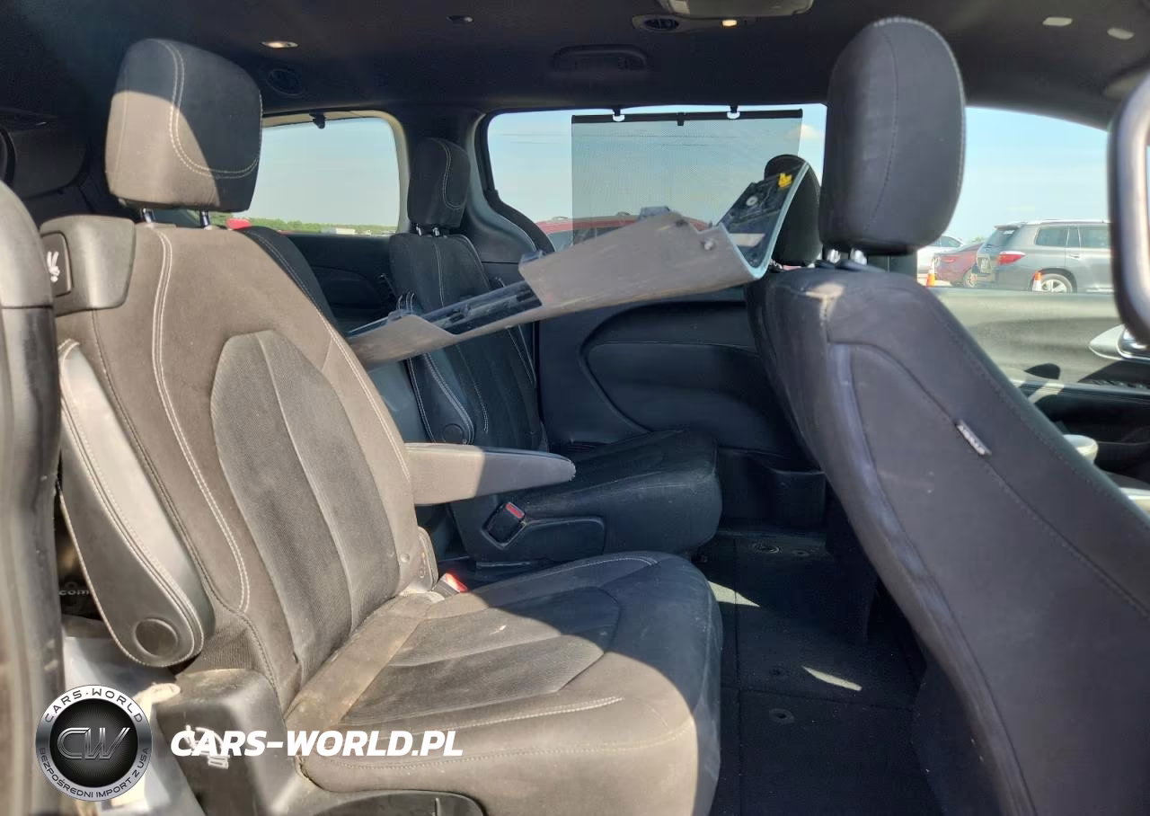 2020 Chrysler Pacifica Touring VIN:2C4RC1FG3LR261898 - 11