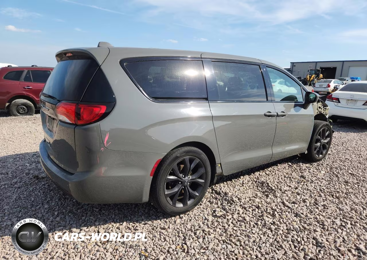 2020 Chrysler Pacifica Touring VIN:2C4RC1FG3LR261898 - 3