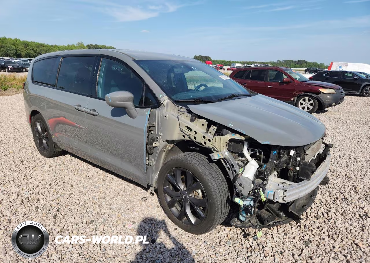 2020 Chrysler Pacifica Touring VIN:2C4RC1FG3LR261898 - 4