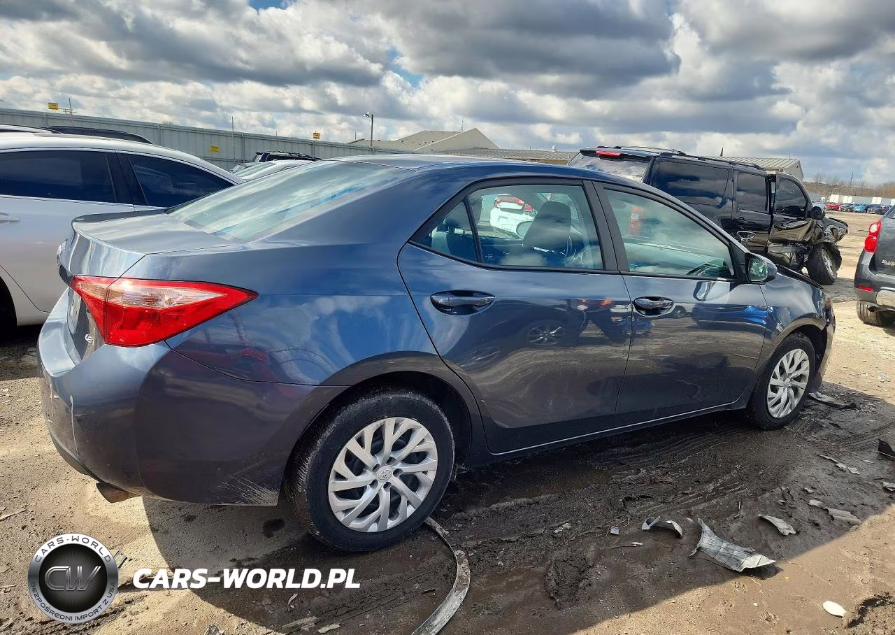 2018 Toyota Corolla Le VIN:2T1BURHE7JC041461 - 3