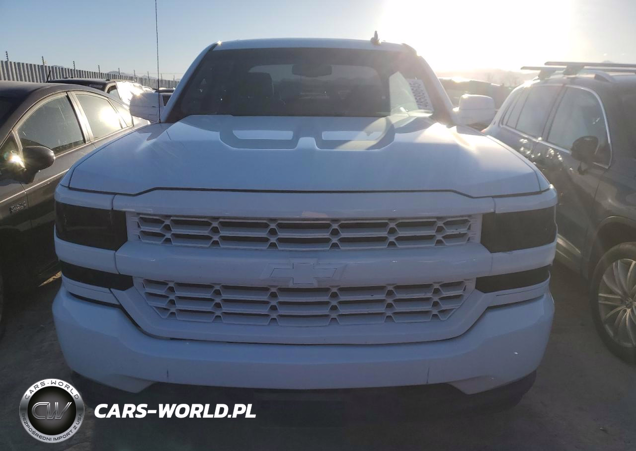 2018 Chevrolet Silverado K1500 VIN:1GCUKNEC7JF208824 - 5