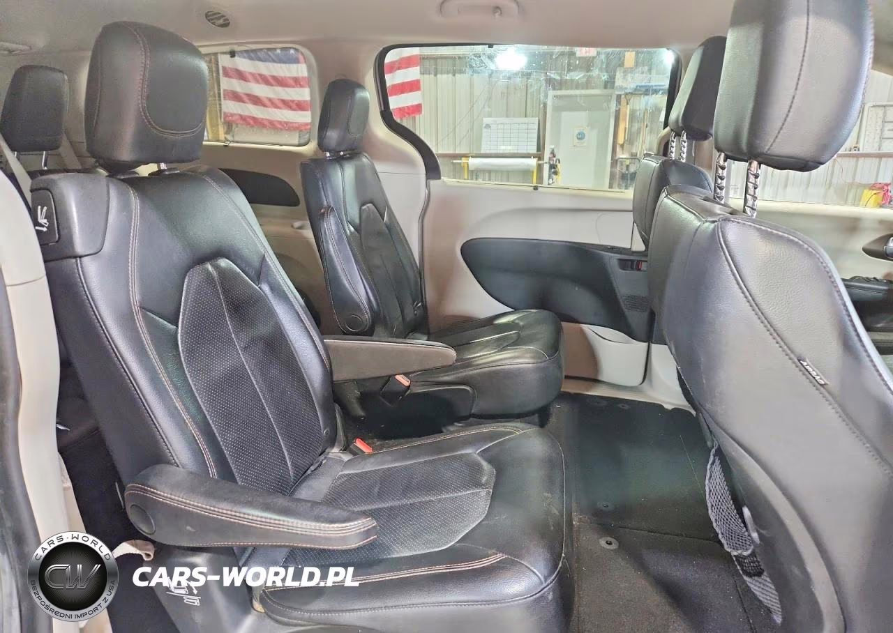 2018 Chrysler Pacifica Touring L VIN:2C4RC1BG2JR119061 - 11