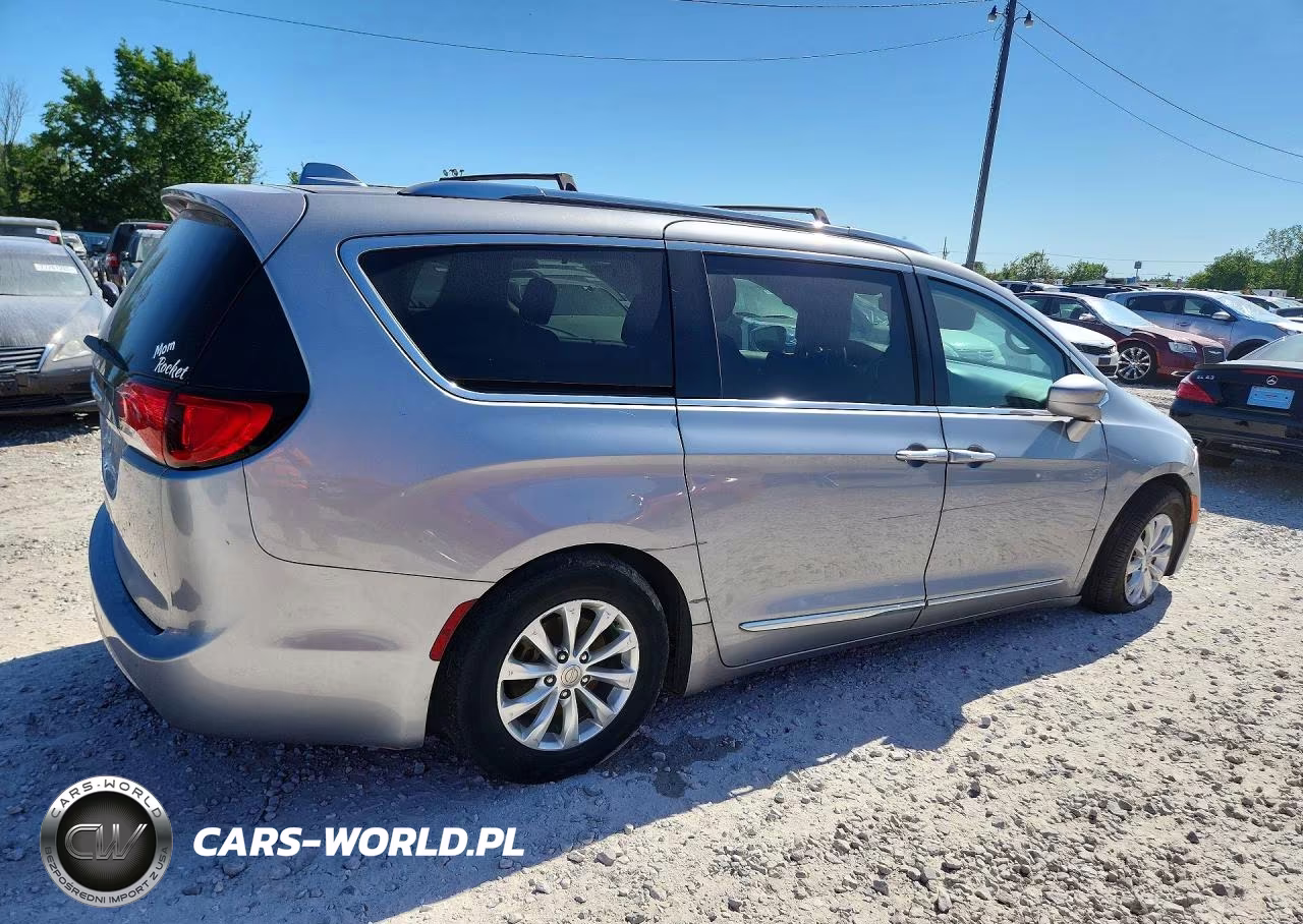 2018 Chrysler Pacifica Touring L VIN:2C4RC1BG2JR119061 - 3