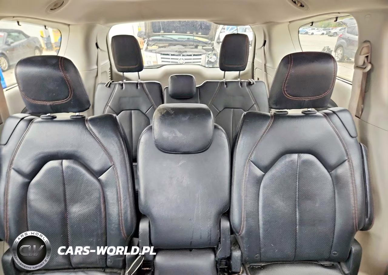 2018 Chrysler Pacifica Touring L Plus VIN:2C4RC1EG0JR330299 - 10