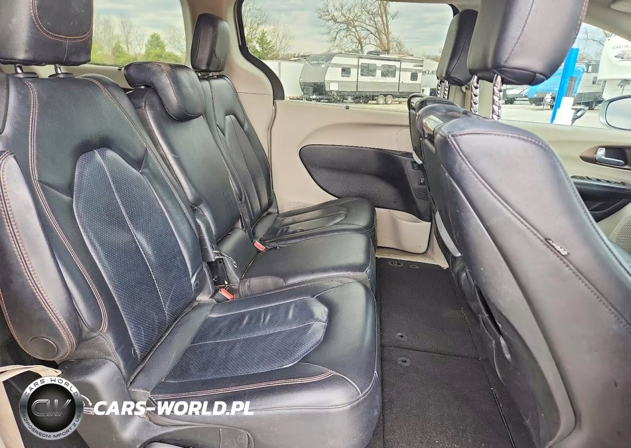 2018 Chrysler Pacifica Touring L Plus VIN:2C4RC1EG0JR330299 - 11