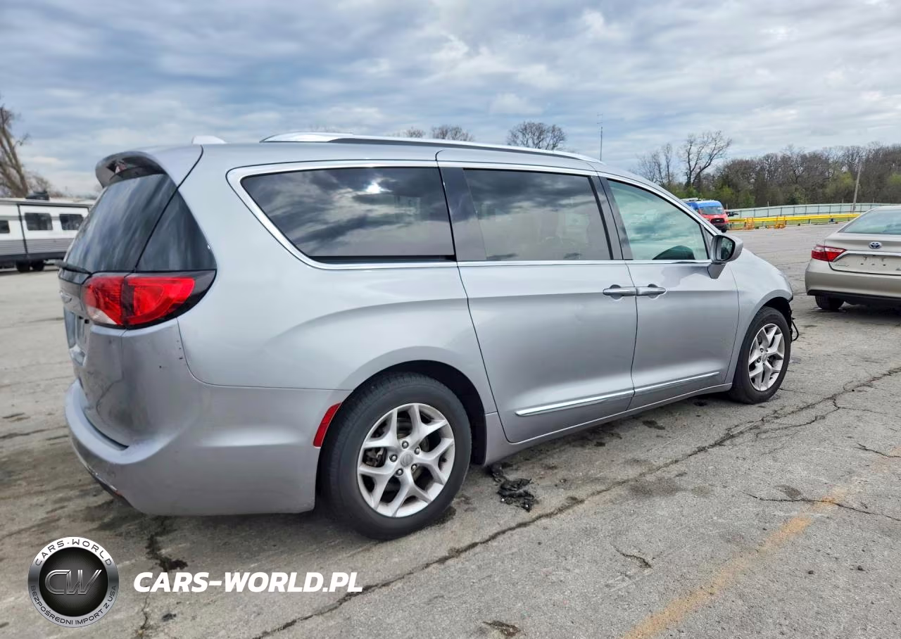 2018 Chrysler Pacifica Touring L Plus VIN:2C4RC1EG0JR330299 - 3