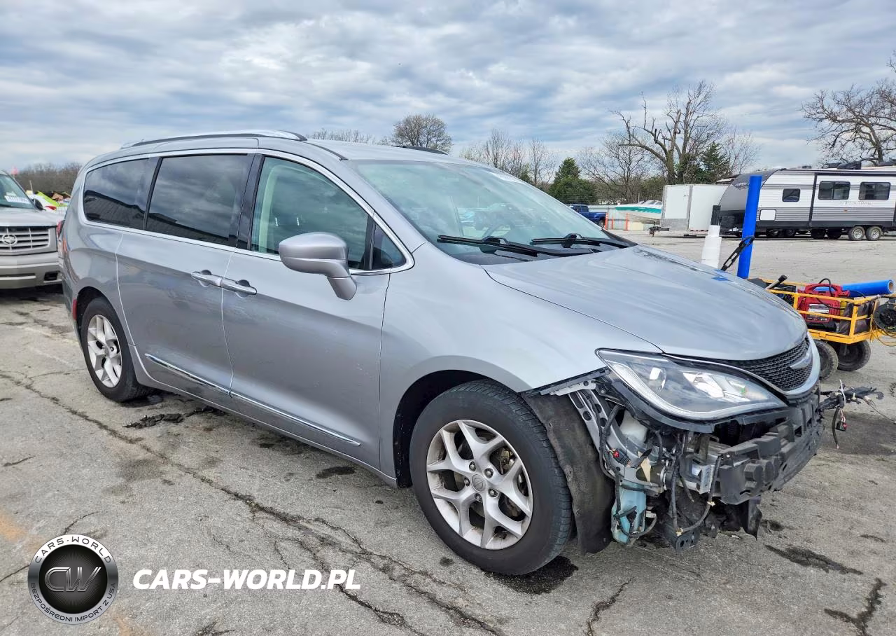 2018 Chrysler Pacifica Touring L Plus VIN:2C4RC1EG0JR330299 - 4