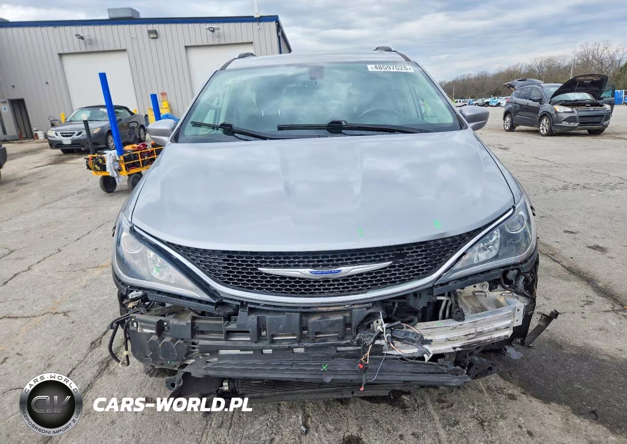 2018 Chrysler Pacifica Touring L Plus VIN:2C4RC1EG0JR330299 - 5