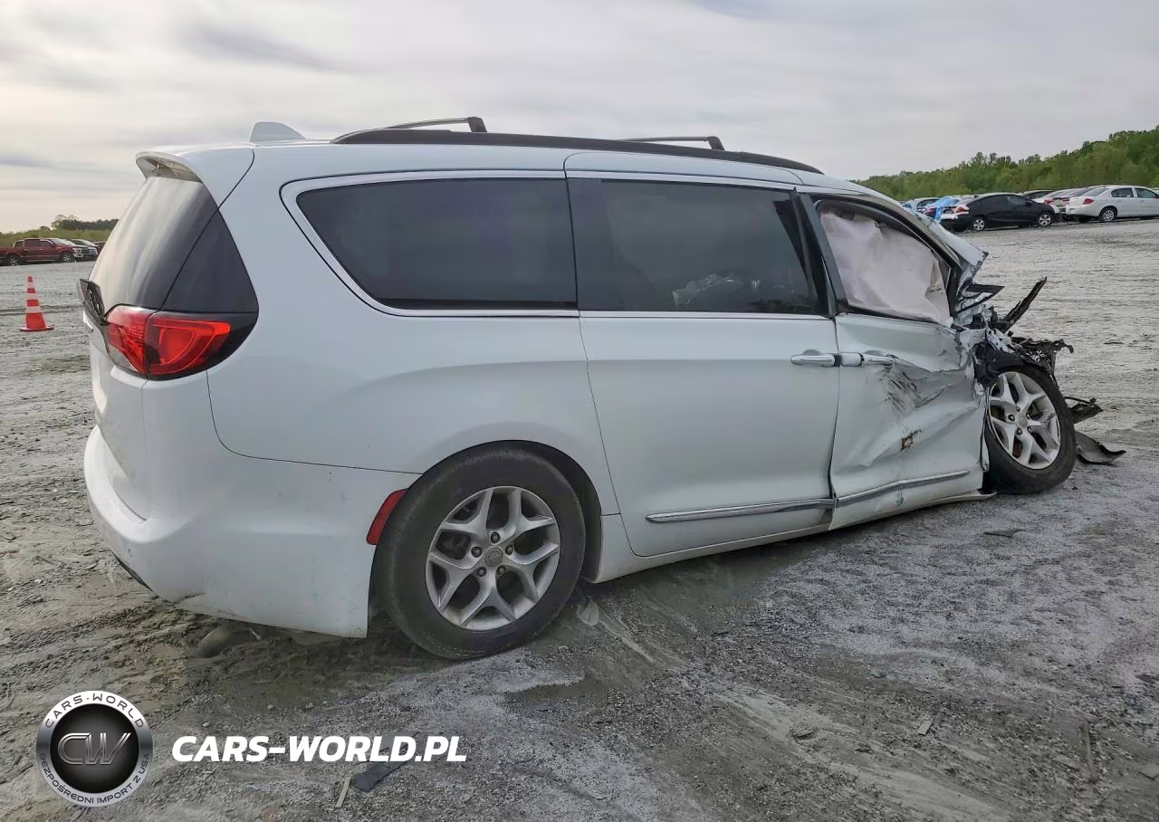 2017 Chrysler Pacifica Touring L VIN:2C4RC1BGXHR810221 - 3