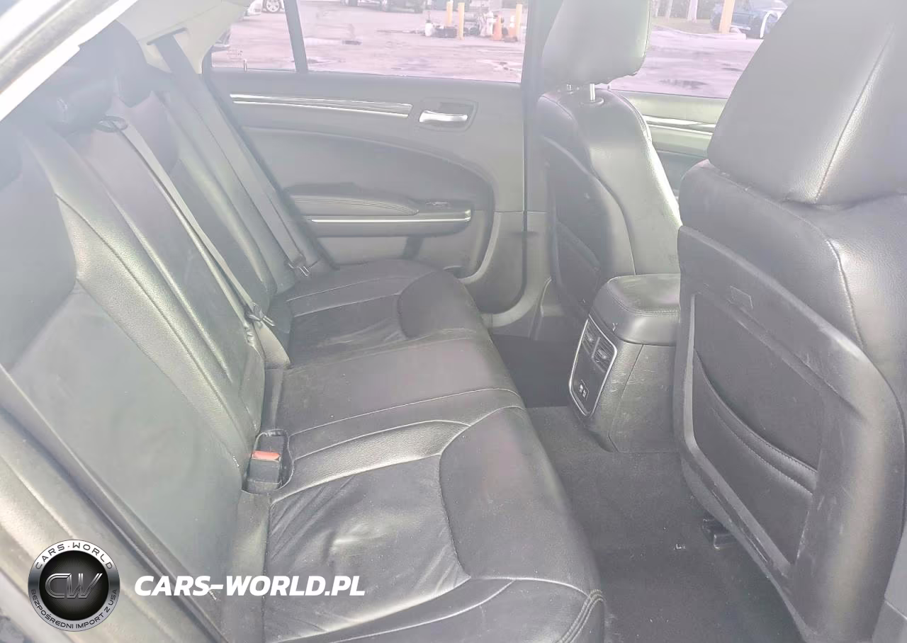 2019 Chrysler 300 Touring VIN:2C3CCAAGXKH582441 - 10
