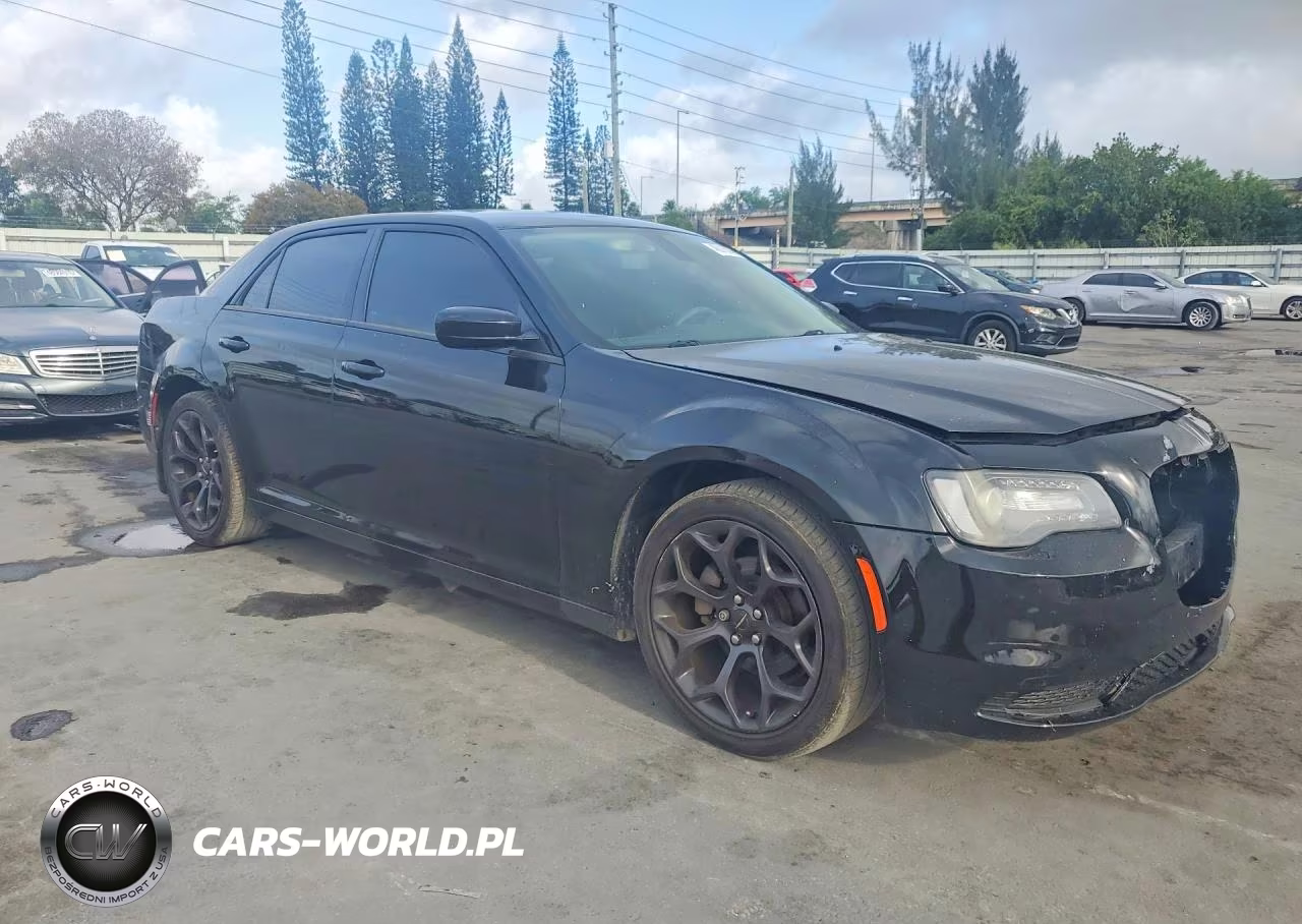 2019 Chrysler 300 Touring VIN:2C3CCAAGXKH582441 - 4