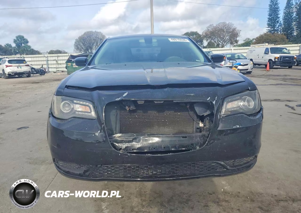 2019 Chrysler 300 Touring VIN:2C3CCAAGXKH582441 - 5