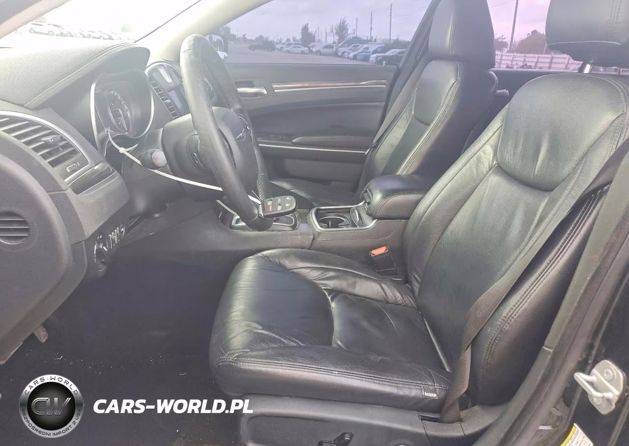 2019 Chrysler 300 Touring VIN:2C3CCAAGXKH582441 - 7