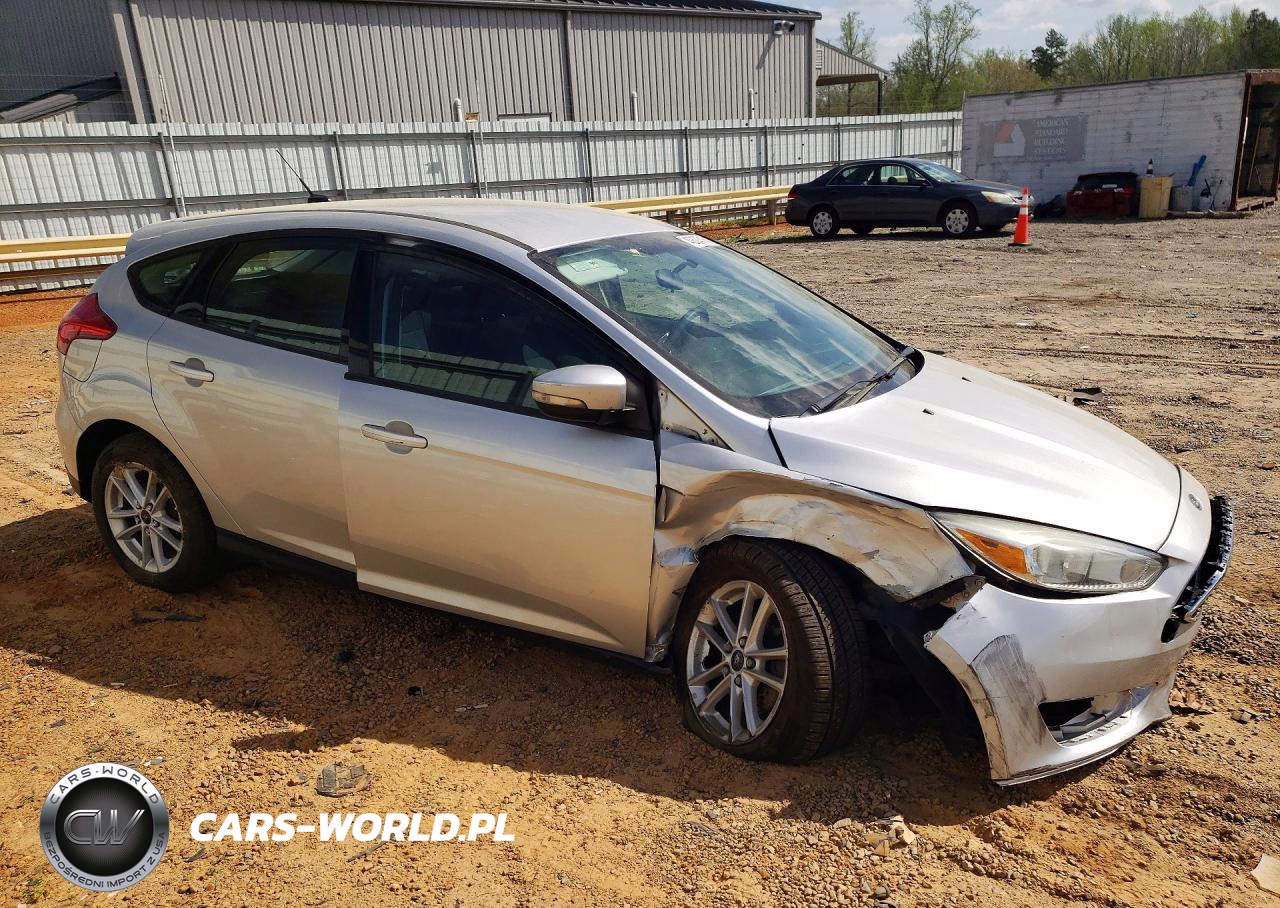2015 Ford Focus Se VIN:1FADP3K24FL282329 - 4