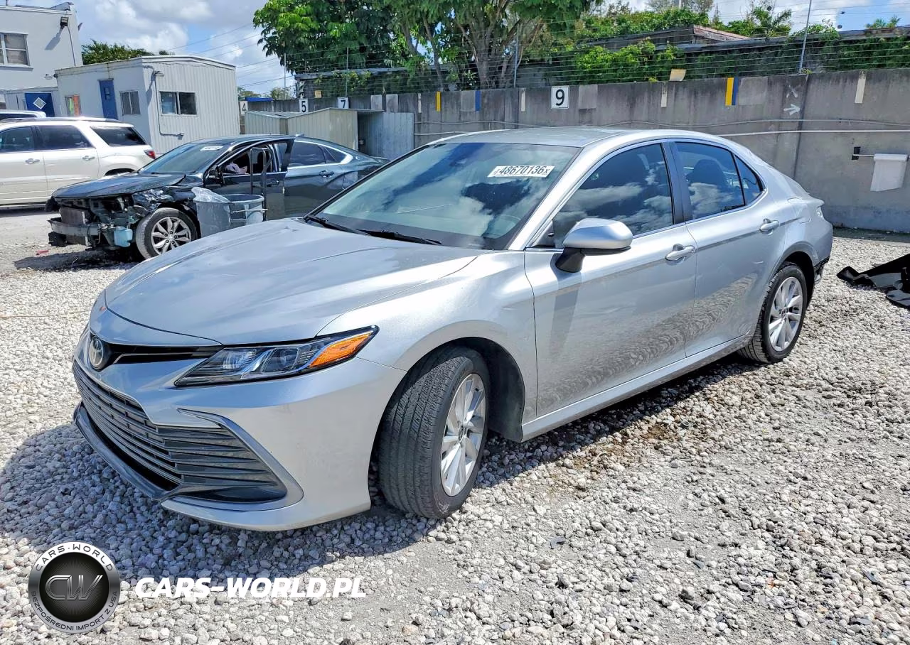 2022 Toyota Camry Le – zdjęcie 1 z 13