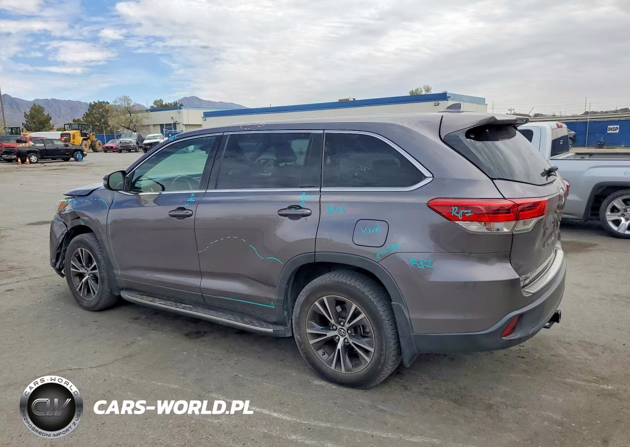 2018 Toyota Highlander Le Plus VIN:5TDZZRFH9JS282412 - 2