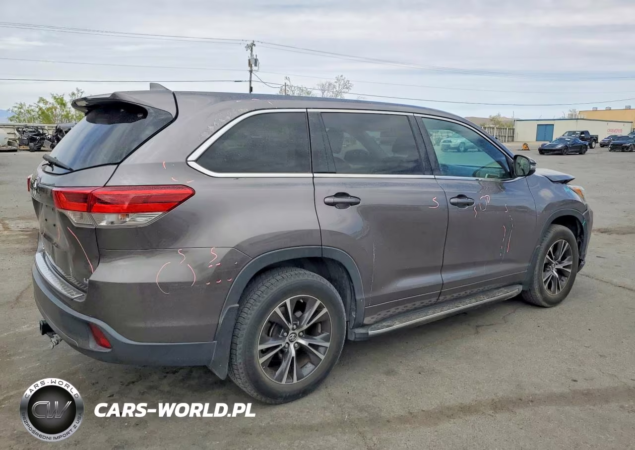 2018 Toyota Highlander Le Plus VIN:5TDZZRFH9JS282412 - 3