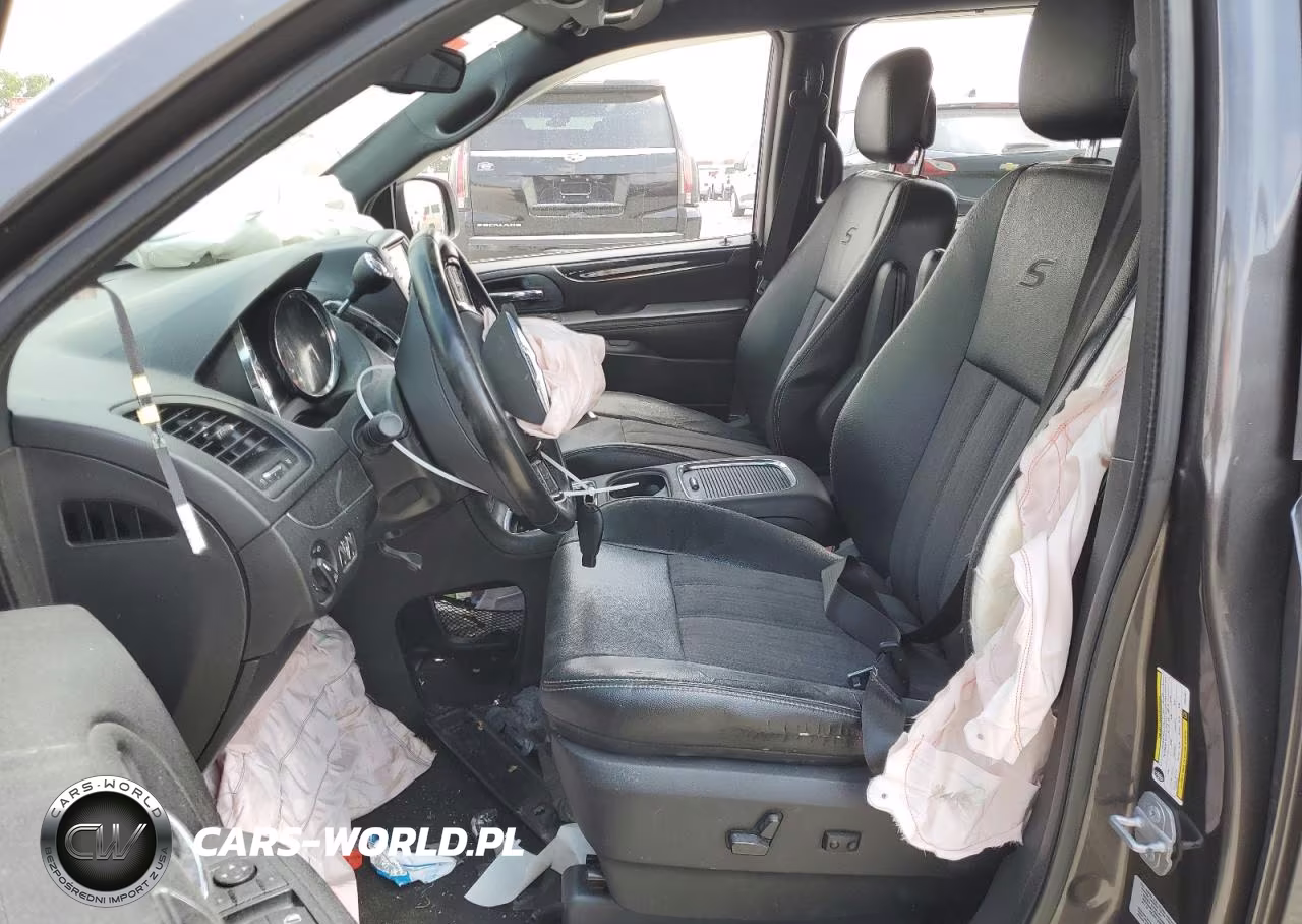 2015 Chrysler Town & Country S VIN:2C4RC1HG4FR646601 - 7