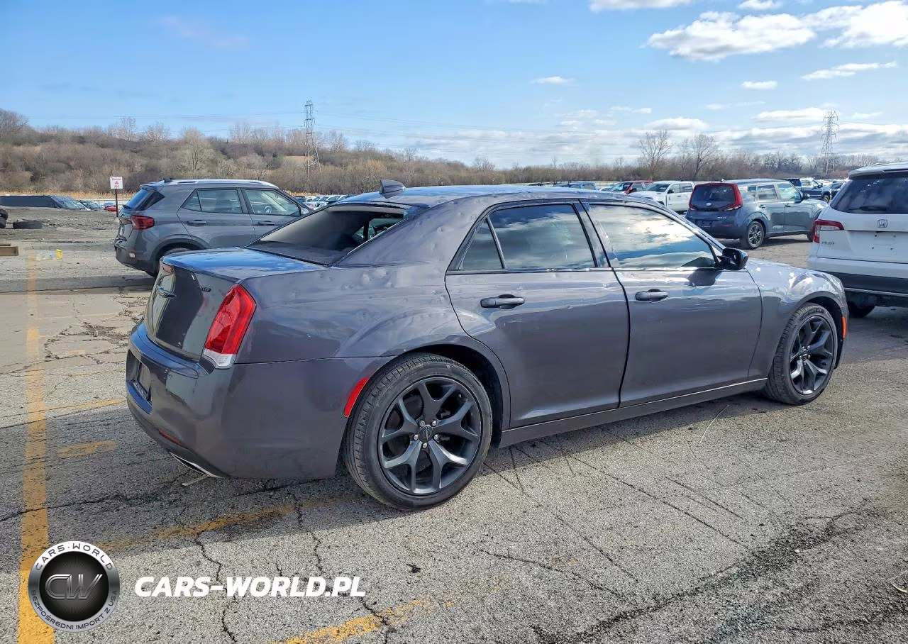 2020 Chrysler 300 Touring VIN:2C3CCAAG7LH220536 - 3
