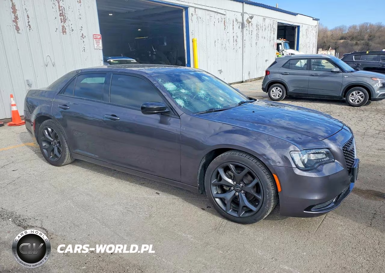 2020 Chrysler 300 Touring VIN:2C3CCAAG7LH220536 - 4