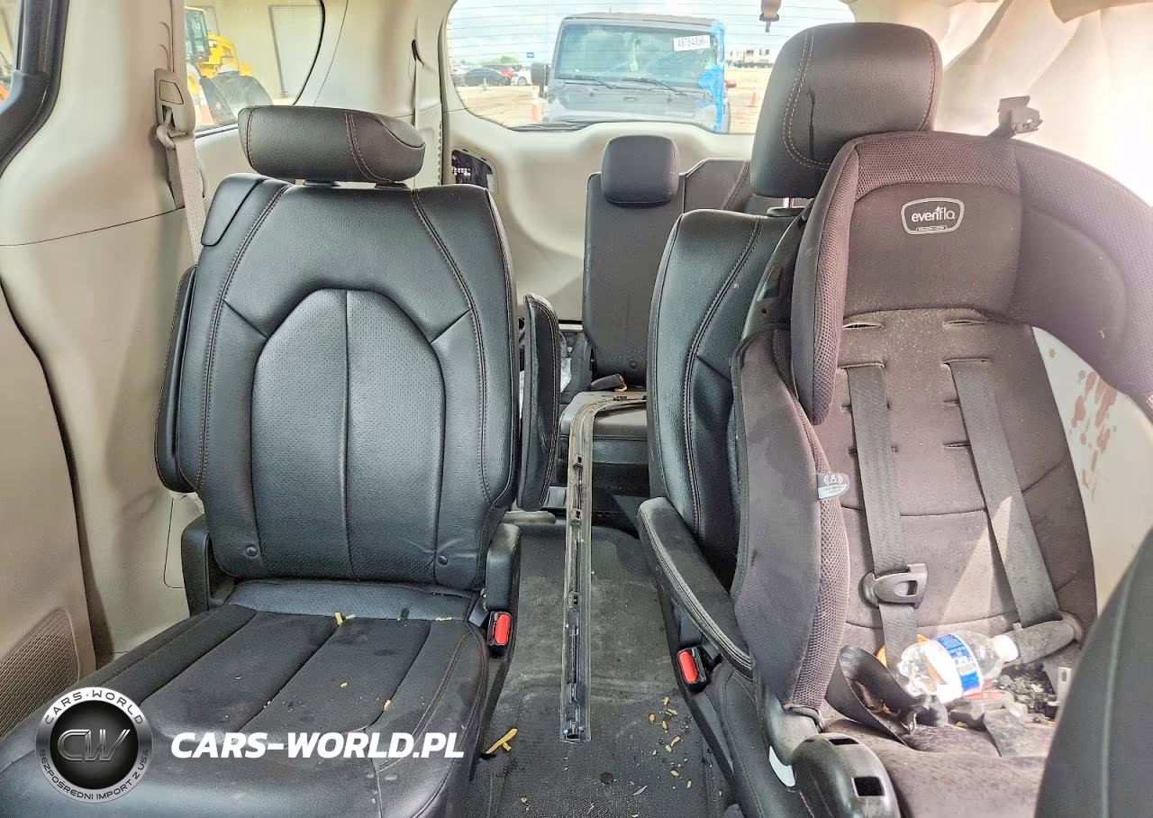 2020 Chrysler Pacifica Touring L VIN:2C4RC1BG3LR235775 - 10