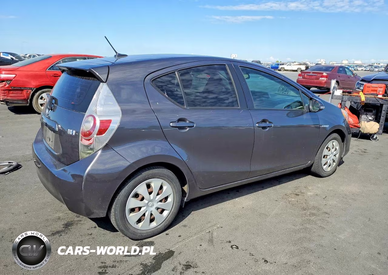 2013 Toyota Prius C Three VIN:JTDKDTB30D1034428 - 3