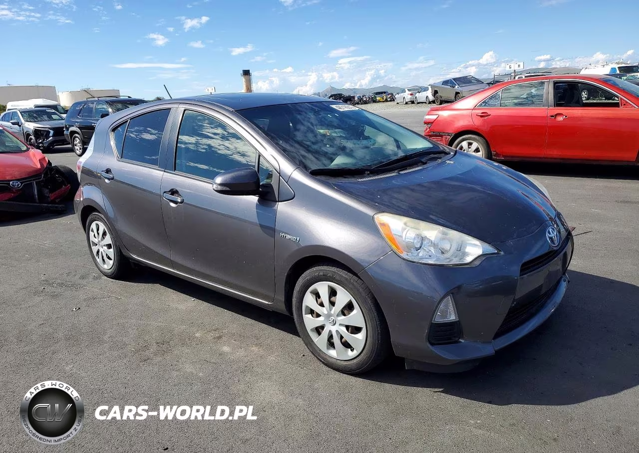 2013 Toyota Prius C Three VIN:JTDKDTB30D1034428 - 4
