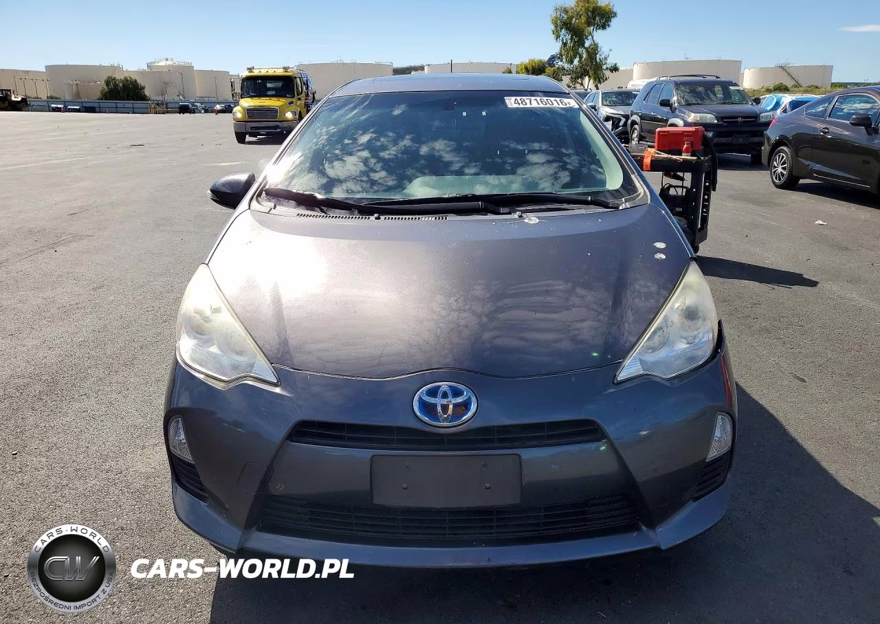 2013 Toyota Prius C Three VIN:JTDKDTB30D1034428 - 5