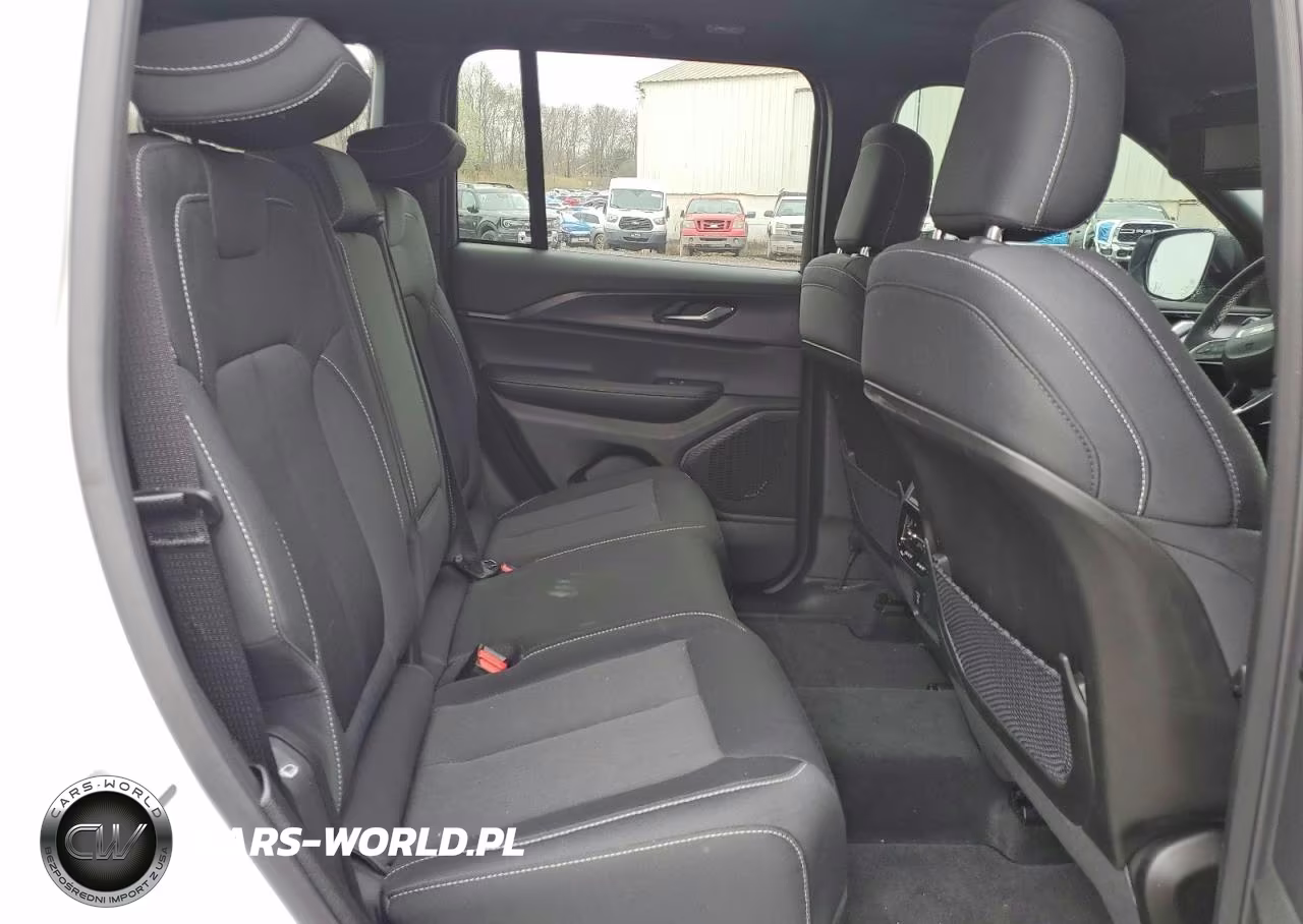 2025 Jeep Grand Cherokee Laredo VIN:1C4RJHAG2SC312045 - 11