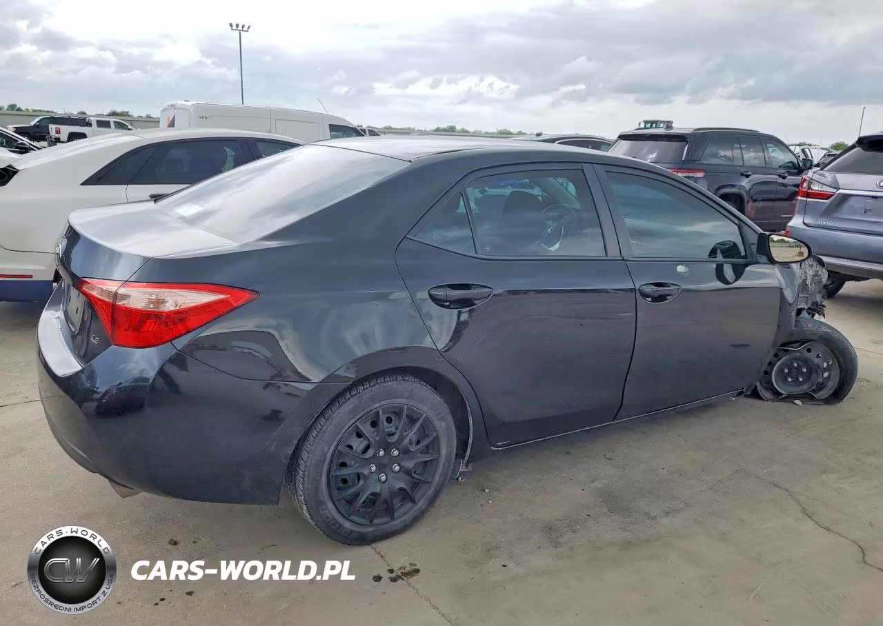 2018 Toyota Corolla Le VIN:5YFBURHE0JP836285 - 3
