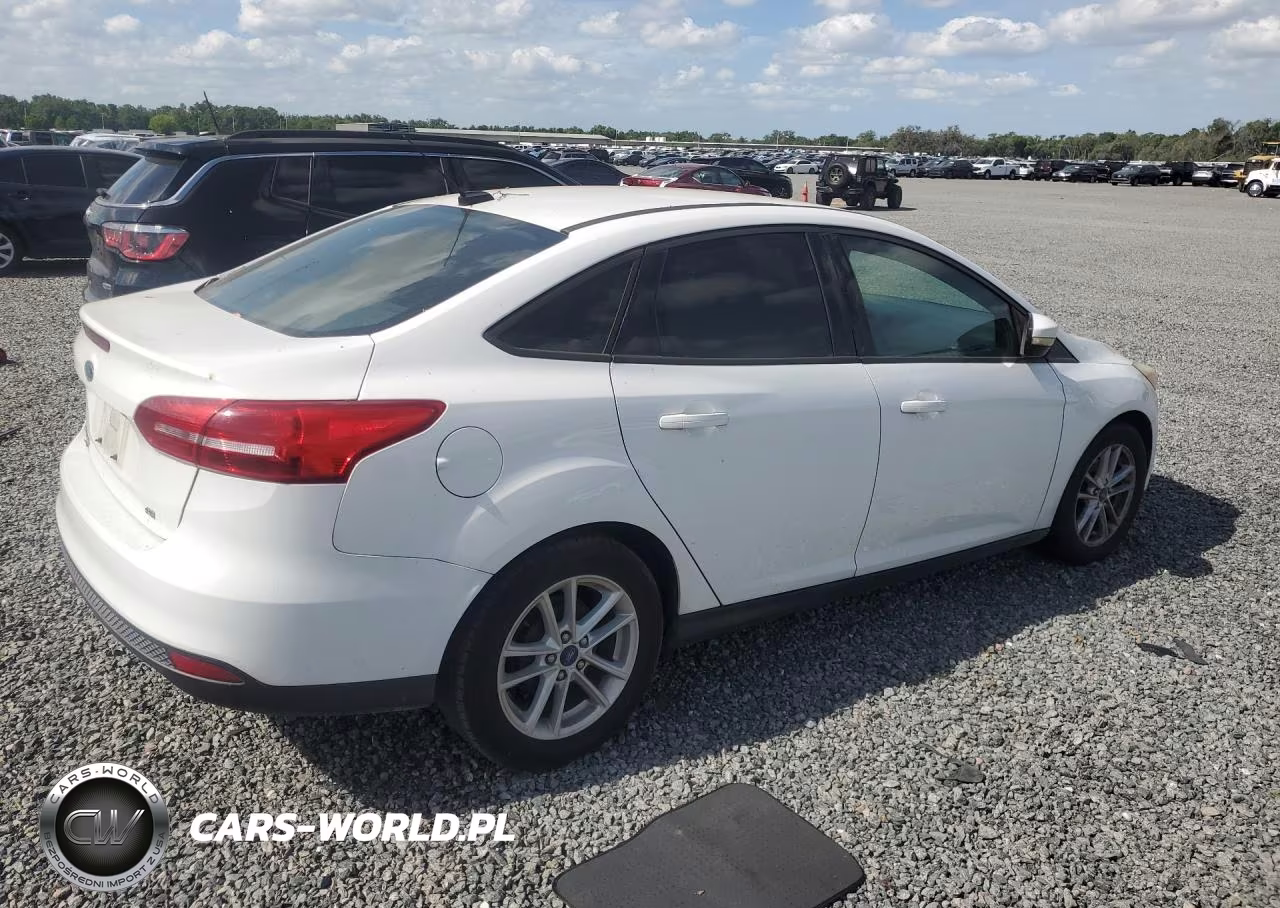 2017 Ford Focus Se VIN:1FADP3F20HL315694 - 3