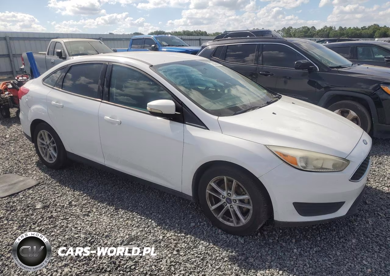 2017 Ford Focus Se VIN:1FADP3F20HL315694 - 4