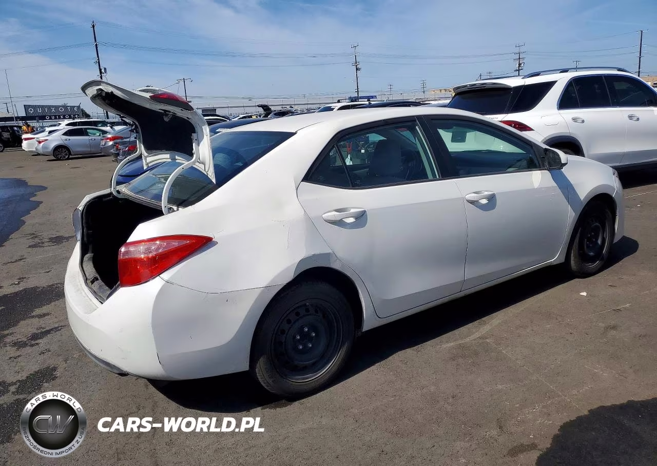 2018 Toyota Corolla VIN:5YFBURHE8JP798790 - 3
