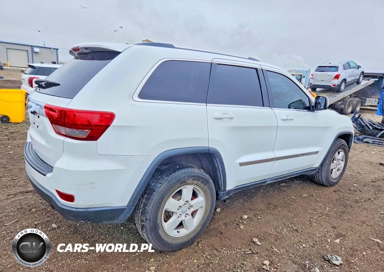 2013 Jeep Grand Cherokee Laredo VIN:1C4RJFAG5DC586413 - 3