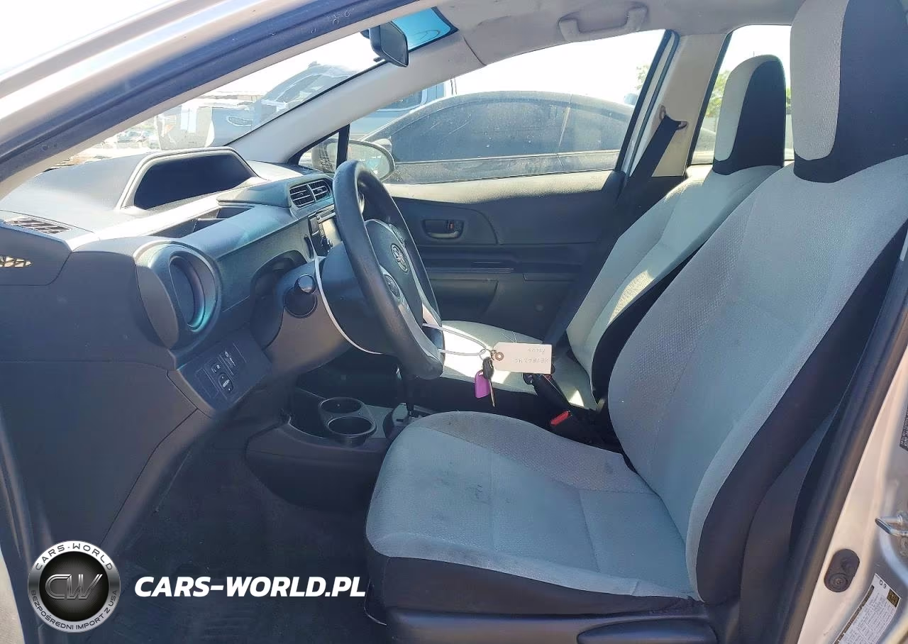 2016 Toyota Prius C One VIN:JTDKDTB37G1133106 - 7
