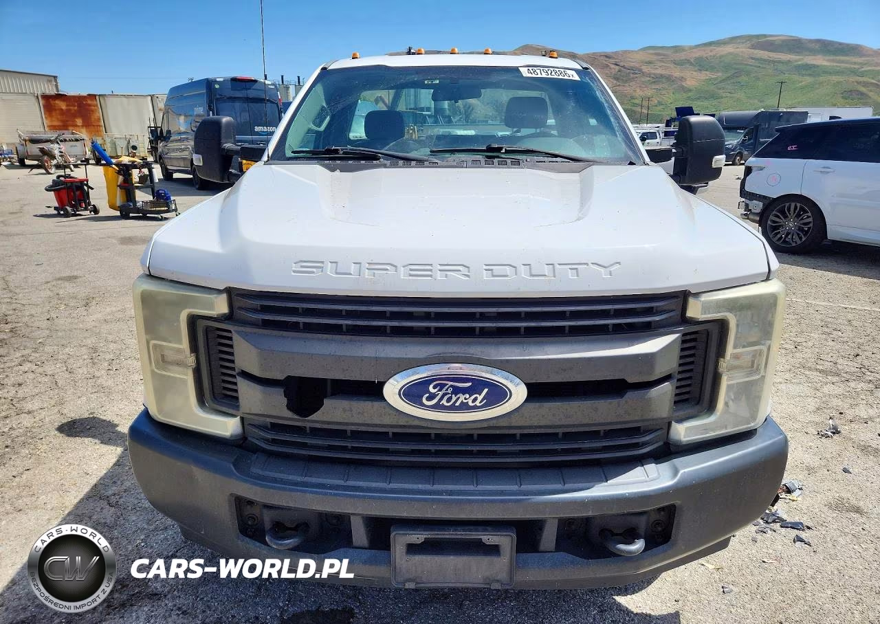 2017 Ford F350 Super Duty Utility - Service Truck VIN:1FDRF3G62HEC47452 - 5